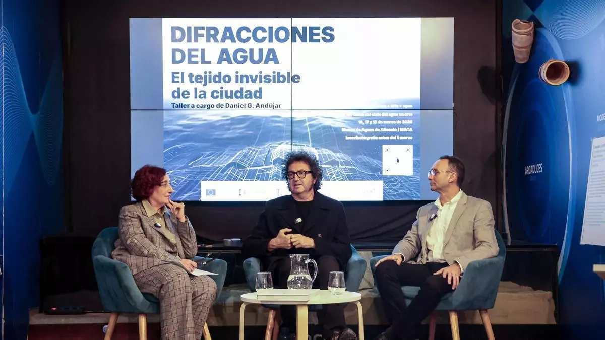 Rosa Castells, Daniel G. Andújar e Ignacio Casals presentan el proyecto que combina arte y tecnología en el Museo de Aguas de Alicante / HÉCTOR FUENTES